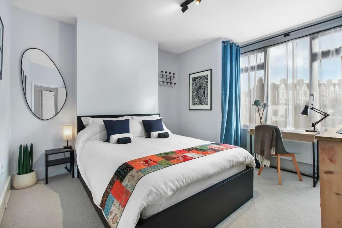 Modern Double Bedroom In City Apartment Room 1 London Exteriör bild