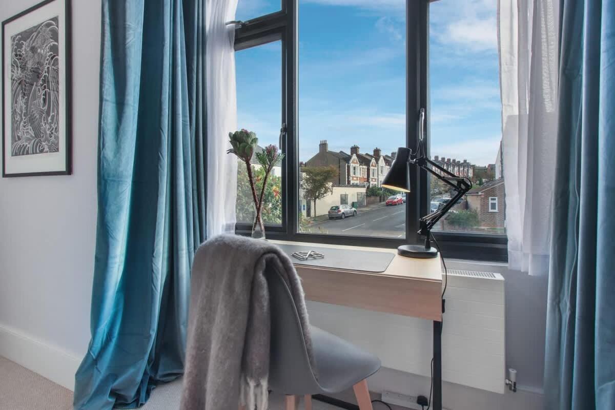 Modern Double Bedroom In City Apartment Room 1 London Exteriör bild